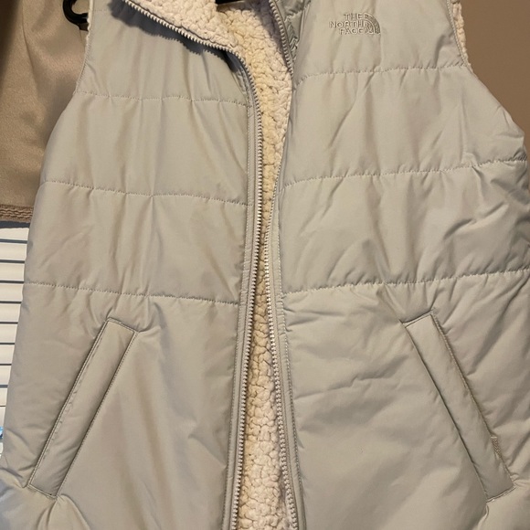 The North Face reversible Sherpa lined puffer vest - Picture 7 of 8